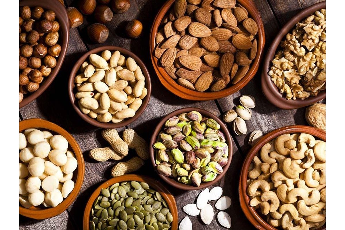 Mandorle crude su un tavolo di legno.