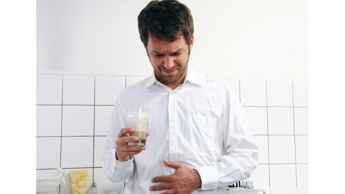 Tazza di caffè fumante su un tavolo di legno chiaro.