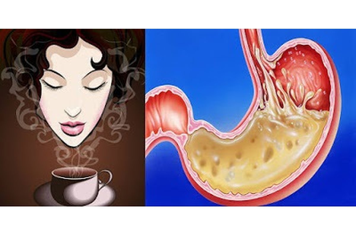 Tazza di caffè con latte e biscotti su un tavolo di legno