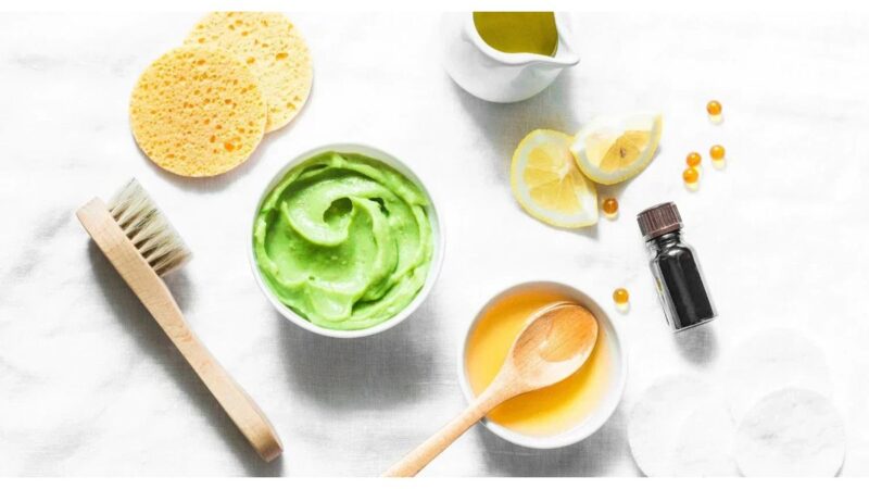 Donna applica maschera viso fatta in casa per idratare la pelle secca.