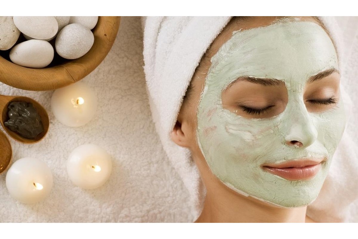 Ingredienti naturali per maschera viso idratante su tavolo di legno.