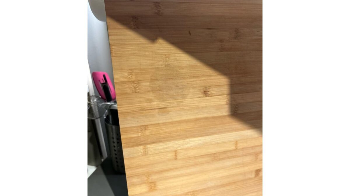 Limone e tagliere di legno con macchie visibili