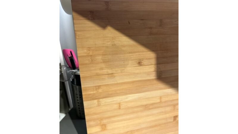 Limone e tagliere di legno con macchie visibili